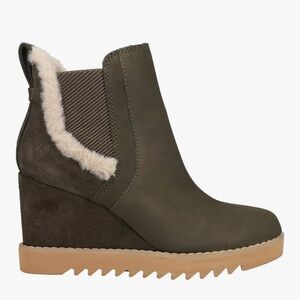 Tom’s Maddie Women's Olive Wedge Ankle Boot with Shearling Trim